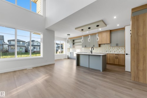7023 177 Avenue Nw, Edmonton, AB - Indoor Photo Showing Kitchen With Upgraded Kitchen