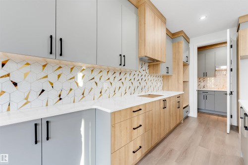 7023 177 Avenue Nw, Edmonton, AB - Indoor Photo Showing Kitchen With Upgraded Kitchen