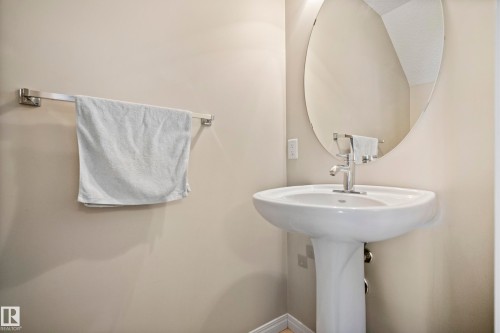 #81 4050 Savaryn Dr Sw, Edmonton, AB - Indoor Photo Showing Bathroom