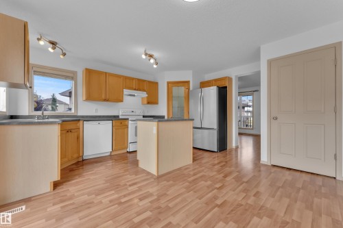 14031 136 Street Nw, Edmonton, AB - Indoor Photo Showing Kitchen