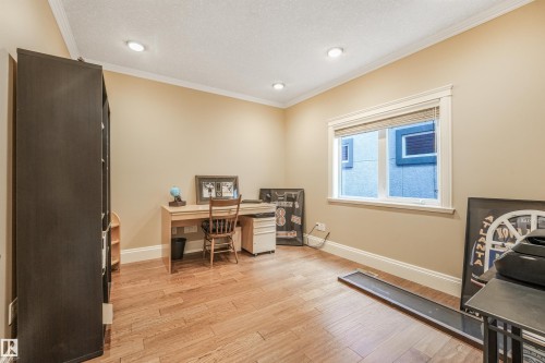 Recessed lighting, crown molding, a window with blinds, wood-finish flooring, and baseboards - 27 Kingdom Place, Leduc, AB - Indoor