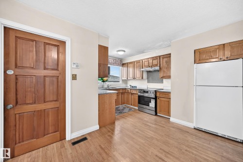 15020 88 Street Nw, Edmonton, AB - Indoor Photo Showing Kitchen