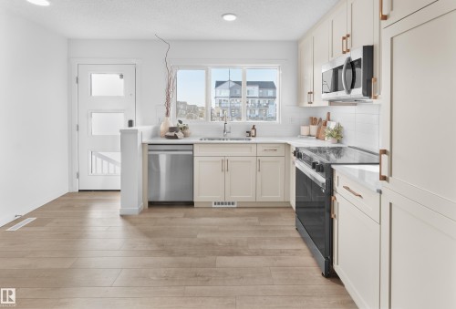 648 Uplands Drive Nw, Edmonton, AB - Indoor Photo Showing Kitchen