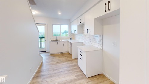 #5 29 Airport Rd Nw, Edmonton, AB - Indoor Photo Showing Kitchen