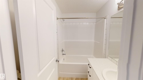 #5 29 Airport Rd Nw, Edmonton, AB - Indoor Photo Showing Bathroom
