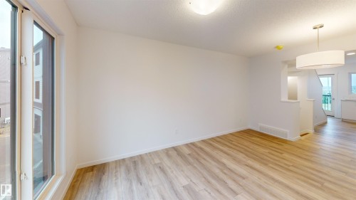 #5 29 Airport Rd Nw, Edmonton, AB - Indoor Photo Showing Other Room