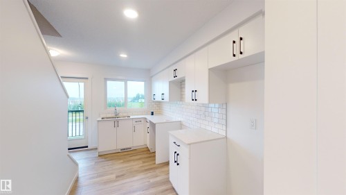 #5 29 Airport Rd Nw, Edmonton, AB - Indoor Photo Showing Kitchen With Double Sink