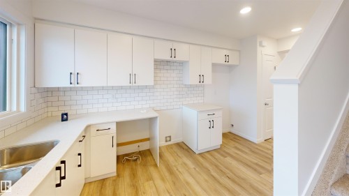 #5 29 Airport Rd Nw, Edmonton, AB - Indoor Photo Showing Kitchen With Upgraded Kitchen