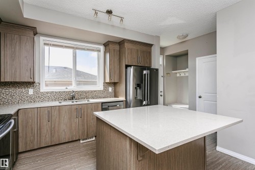 8103 Chappelle Way Sw, Edmonton, AB - Indoor Photo Showing Kitchen