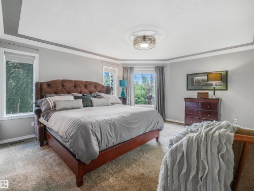 Tray ceiling with recessed lighting and crown molding - 967 Lamb Crescent Nw, Edmonton, AB - Indoor Photo Showing Bedroom