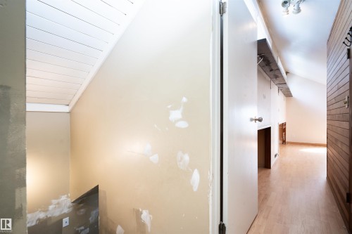10330 76 Street Nw, Edmonton, AB - Indoor