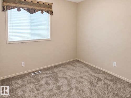 Plush carpeting, neutral wall finishes, and a single window with blinds - 507 Wiseman Lane Nw, Edmonton, AB 