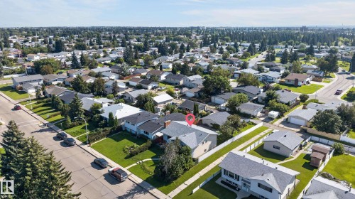 Residential neighborhood setting with mature trees and paved streets - 13903 87 Street Nw, Edmonton, AB - Outdoor With View