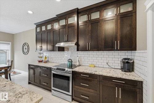 182 Woodhill Lane, Fort Saskatchewan, AB - Indoor Photo Showing Kitchen With Upgraded Kitchen