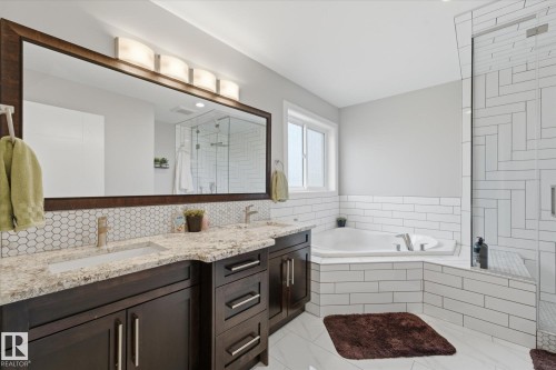 182 Woodhill Lane, Fort Saskatchewan, AB - Indoor Photo Showing Bathroom