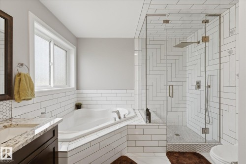 182 Woodhill Lane, Fort Saskatchewan, AB - Indoor Photo Showing Bathroom