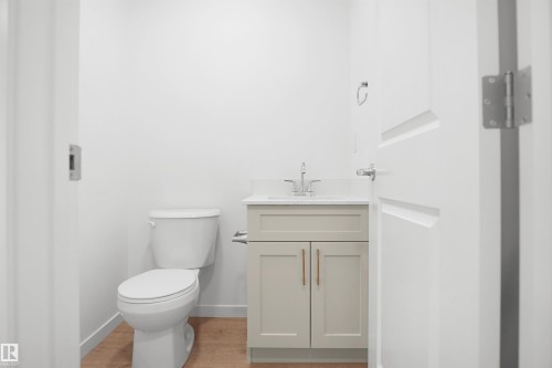1423 9 Street Nw, Edmonton, AB - Indoor Photo Showing Bathroom
