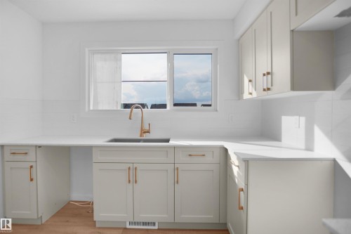1423 9 Street Nw, Edmonton, AB - Indoor Photo Showing Kitchen