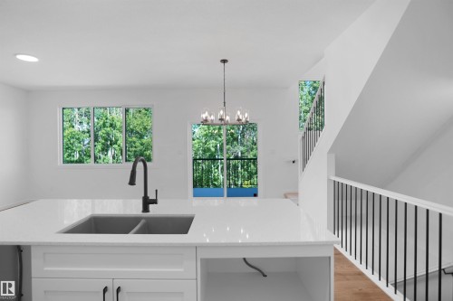 #33 19904 31 Av Nw, Edmonton, AB - Indoor Photo Showing Kitchen With Double Sink