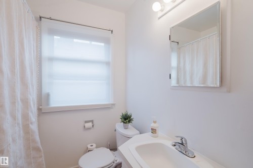 8759 78 Avenue Nw, Edmonton, AB - Indoor Photo Showing Bathroom