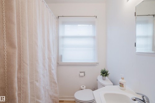 8759 78 Avenue Nw, Edmonton, AB - Indoor Photo Showing Bathroom