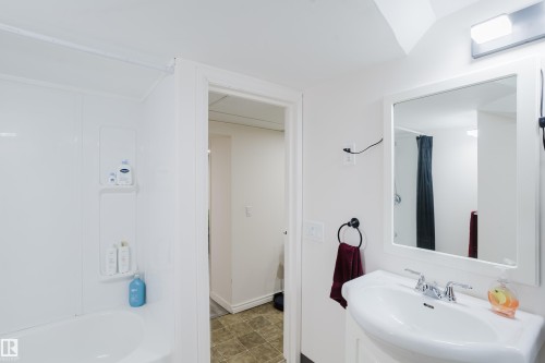 8759 78 Avenue Nw, Edmonton, AB - Indoor Photo Showing Bathroom