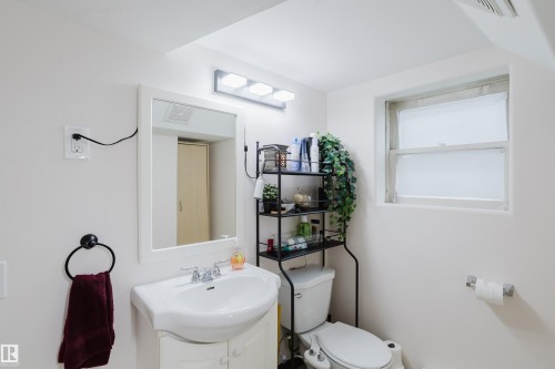 8759 78 Avenue Nw, Edmonton, AB - Indoor Photo Showing Bathroom