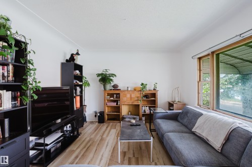 8759 78 Avenue Nw, Edmonton, AB - Indoor Photo Showing Living Room