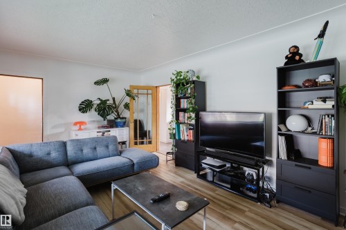 8759 78 Avenue Nw, Edmonton, AB - Indoor Photo Showing Living Room