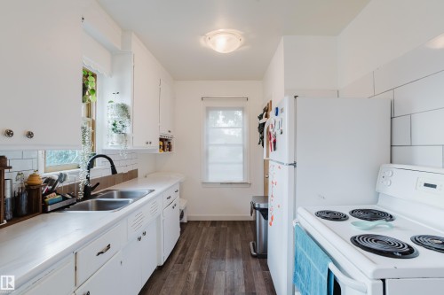 8759 78 Avenue Nw, Edmonton, AB - Indoor Photo Showing Kitchen With Double Sink