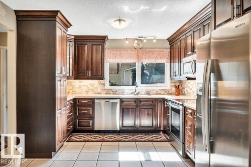 72 Ekota Crescent Nw, Edmonton, AB - Indoor Photo Showing Kitchen With Upgraded Kitchen