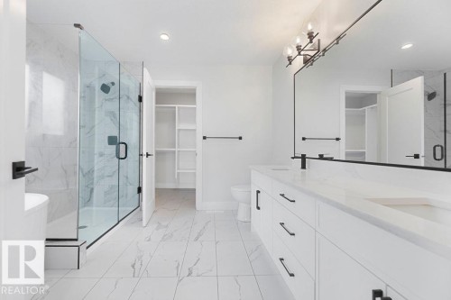 9331 181 Avenue Nw, Edmonton, AB - Indoor Photo Showing Bathroom