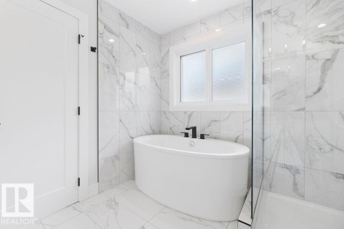 9331 181 Avenue Nw, Edmonton, AB - Indoor Photo Showing Bathroom