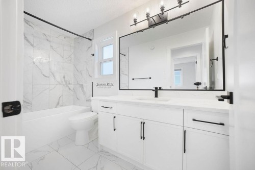 9331 181 Avenue Nw, Edmonton, AB - Indoor Photo Showing Bathroom