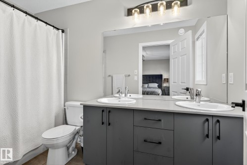 16635 30 Avenue Sw, Edmonton, AB - Indoor Photo Showing Bathroom