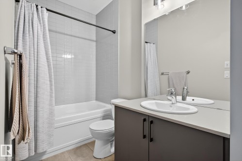 16635 30 Avenue Sw, Edmonton, AB - Indoor Photo Showing Bathroom