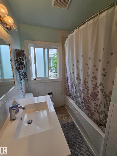 4033 117 Avenue Nw, Edmonton, AB - Indoor Photo Showing Bathroom