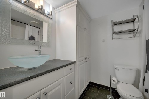 #2001 10149 Saskatchewan Dr Nw, Edmonton, AB - Indoor Photo Showing Bathroom