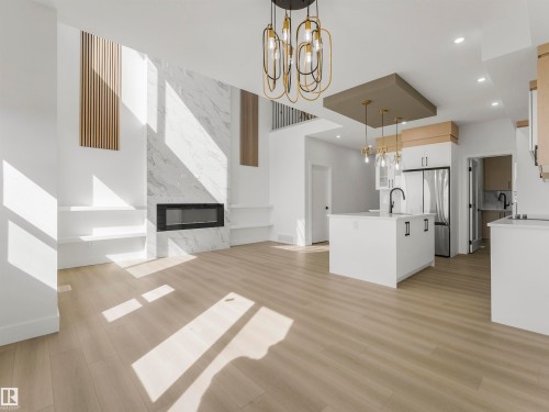 760 32 Street Sw, Edmonton, AB - Indoor Photo Showing Kitchen