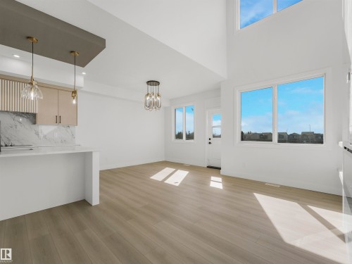760 32 Street Sw, Edmonton, AB - Indoor Photo Showing Kitchen