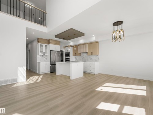 760 32 Street Sw, Edmonton, AB - Indoor Photo Showing Kitchen