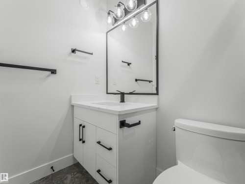760 32 Street Sw, Edmonton, AB - Indoor Photo Showing Bathroom