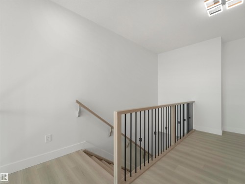 760 32 Street Sw, Edmonton, AB - Indoor Photo Showing Other Room