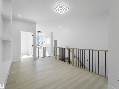 760 32 Street Sw, Edmonton, AB - Indoor Photo Showing Other Room