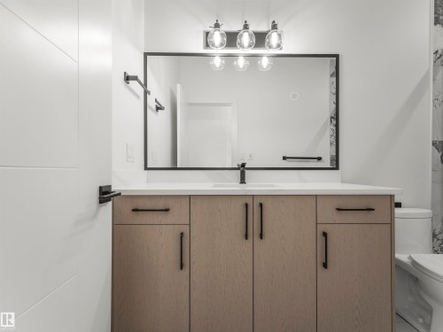 760 32 Street Sw, Edmonton, AB - Indoor Photo Showing Bathroom