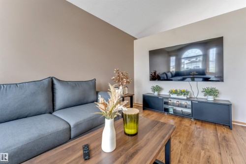 5119 157 Avenue Nw, Edmonton, AB - Indoor Photo Showing Living Room