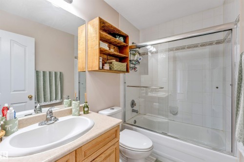 5119 157 Avenue Nw, Edmonton, AB - Indoor Photo Showing Bathroom