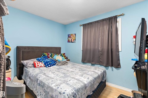 5815 136 Avenue Nw, Edmonton, AB - Indoor Photo Showing Bedroom