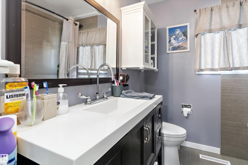 5815 136 Avenue Nw, Edmonton, AB - Indoor Photo Showing Bathroom