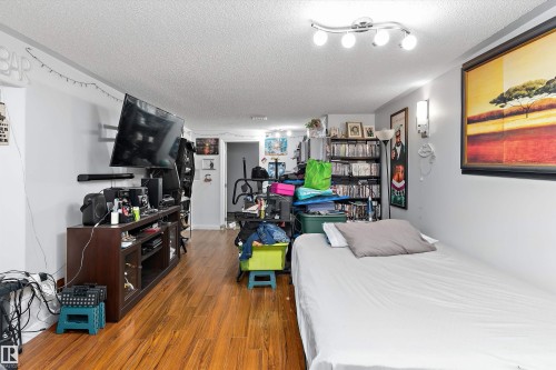 5815 136 Avenue Nw, Edmonton, AB - Indoor Photo Showing Bedroom